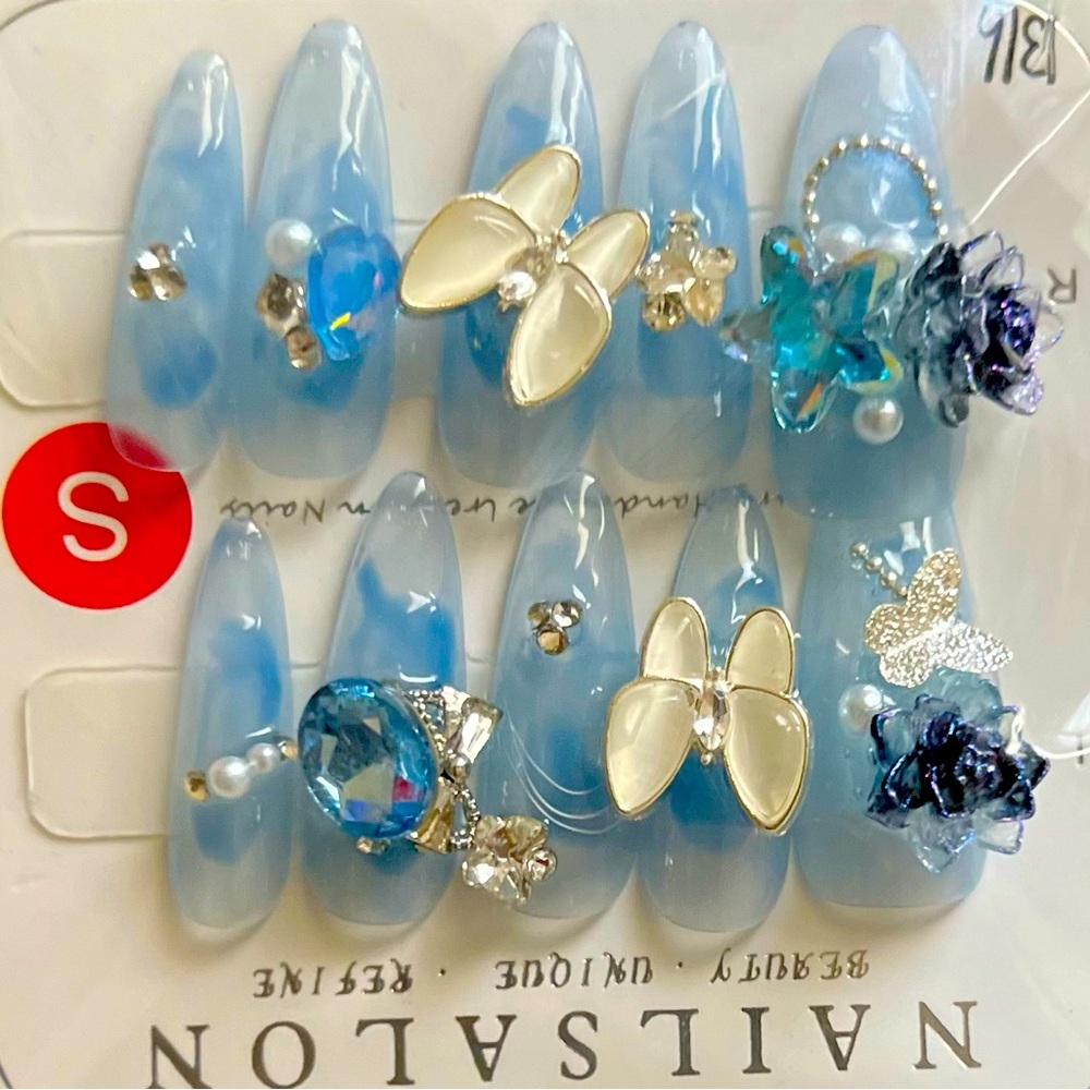 Gorgeous 10 pcs Handmade Press-On Nails (Nail Kit - Reusable).